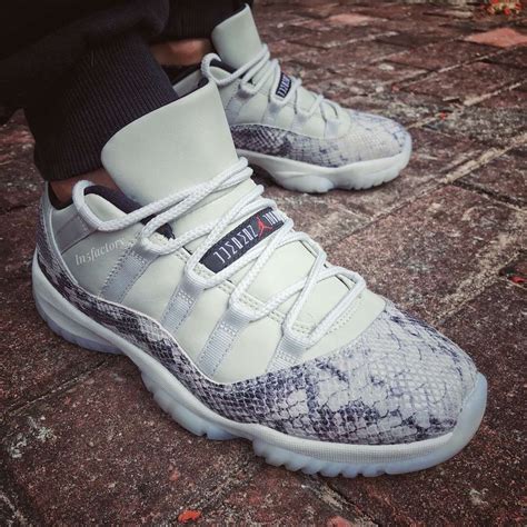 It was an instant favorite among players and it made a blockbuster appearance in the animated classic, space jam. Air Jordan 11 Low Snakeskin Light Bone CD6846-002 Release ...