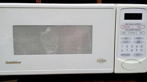 Compact Goldstar White Microwave Excellent Condition Shawnigan Lake