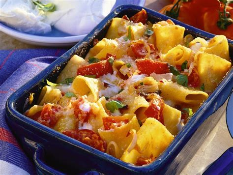 Di farina 00 a basso contenuto di glutine + qualche cucchiaio per infarinare circa 200 ml. Paccheri alla Sorrentina: la squisita ricetta originale di ...
