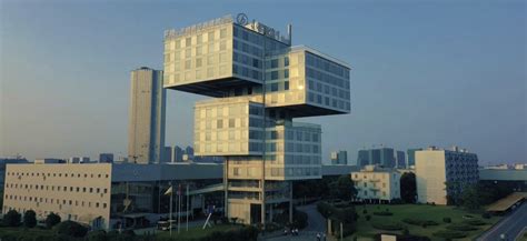 Video This Cantilevered Building Was Built With Only Stainless Steel