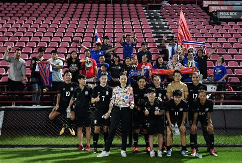 มาดามแป้ง นวลพรรณ ล่ำซำ ประธานสโมสร การท่าเรือ เอฟซี มาตามนัดยื่นหนังสือร้องเรียนการทำหน้าที่ของผู้ตัดสินในเกมล่าสุด ณ สมาคมฟุตบอลแห่ง. "มาดามแป้ง"ยอมรับ"ชบาแก้ว"เป็นรองนิวซีแลนด์หลายเรื่อง-เล็ง ...