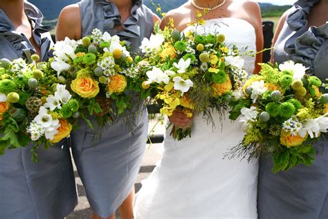 The Bridesmaids Are Holding Their Bouquets With Yellow And White