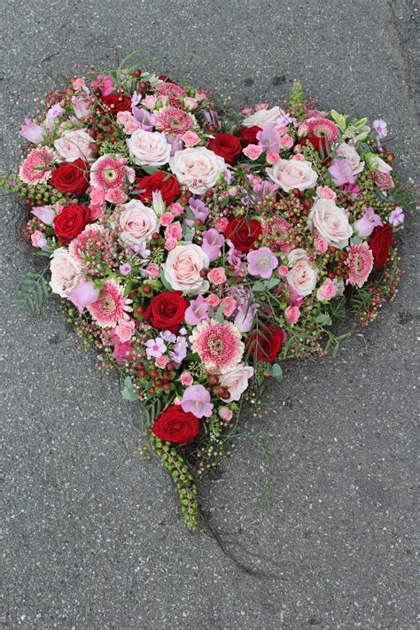 Blumenherz rosa rot | Begrafenis bloemen, Begraafplaats bloemen