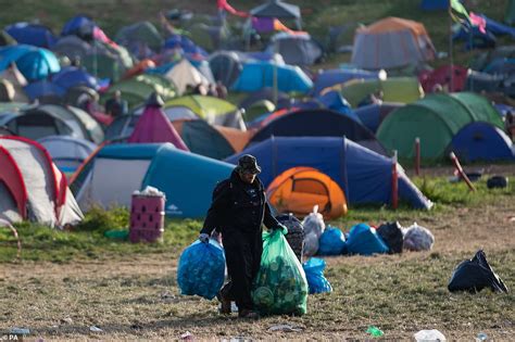 Glastonbury Clean Up Begins As Rubbish Is Strewn Across Festival Site Daily Mail Online