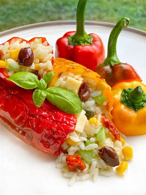Pepperoni is an american variety of salami, made from cured pork and beef seasoned with paprika or other chili pepper. Peperoni ripieni di riso al forno senza carne - Sommelier ...