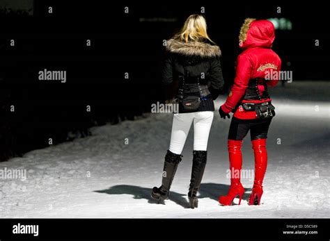 prostituierte warten auf kunden auf einer verschneiten straße in berlin mitteldeutschland 30