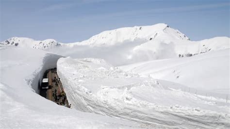 Otherworldly 17 Meter Deep Snow Corridor In Worlds