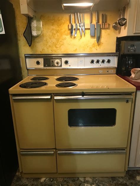 1972 vintage ge stove / range harvest gold works great. 39.5 inches