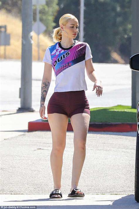 Iggy Azalea Is Summer Chic As She Showcases Her Ample Derriere Daily Mail Online