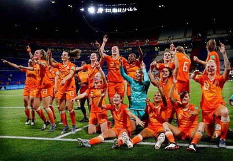 Na een aantal fantastische wedstrijden in de voorrondes en vriendschappelijke wedstrijden die allemaal met hoge. 7 Oranje Leeuwinnen blijven achter in hotel, de rest ...