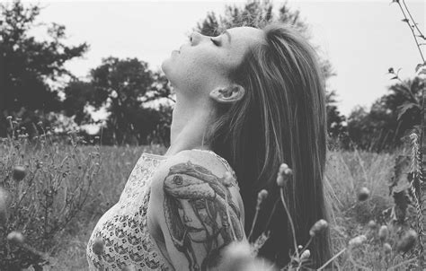 Обои Girl Grass Field Woman Model Tattoo Redhead Black And White Tattoos Hattie Watson