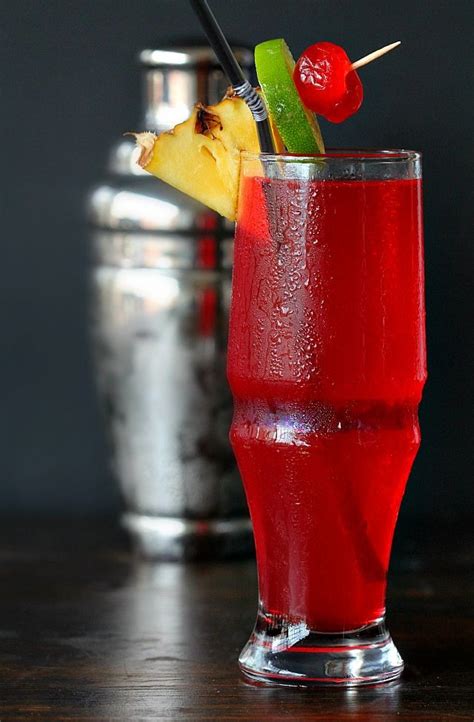 The singapore sling is an iconic gin cocktail, but recipes rarely agree. Receta Singapore Sling cocktail - La Mala Vida cocteleria