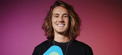 Vitor kley (born august 18, 1994 in porto alegre, rs, brazil) is an singer, songwriter and musician. #DESCUBRA: Vitor Kley revela quem é a "Morena" de seu hit! - Litoral FM