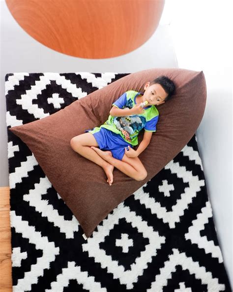 Lihat ide lainnya tentang ide dekorasi rumah, ide dekorasi kamar, desain interior. Desain Ruang Santai Nonton TV Bawah Tangga dengan Beanbag ...