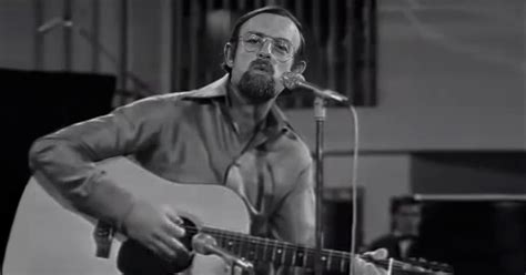 Roger Whittaker Demonstrates Incredible Breath Control While Performing