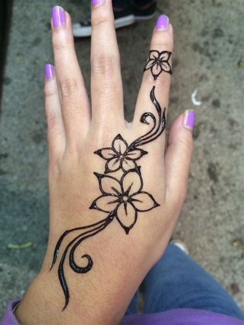 Pin By Shareeza Salim On Hennah D In 2020 Henna Tattoo Designs Simple