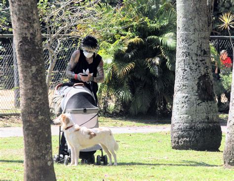 Namorada de Monique Evans Cacá Werneck leva cães para passear em carrinho Quem QUEM News