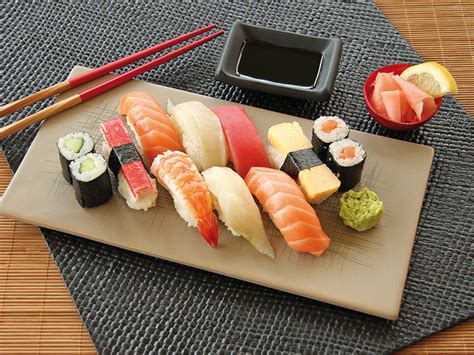 Sushi is a beloved japanese dish that's eaten all over the world. Set sushi, il modo migliore per presentare e mangiare il ...