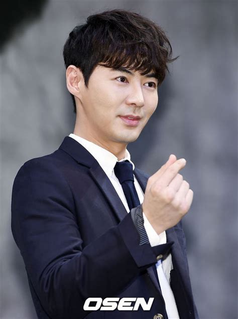 우선 키랑 몸무게 스펙이 비슷합니다. 전진, 신화 예능인에 가렸던 '리얼' 가수의 얼굴 종합 - 조선 ...