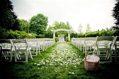 The garden glory doesn't have to wait for the wedding day. Amazing Spring Outdoor Wedding Ideas