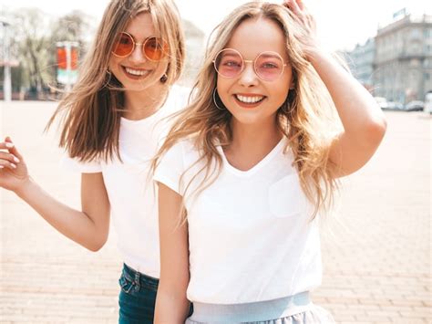 Portret Van Twee Jonge Mooie Blonde Glimlachende Hipster Meisjes In