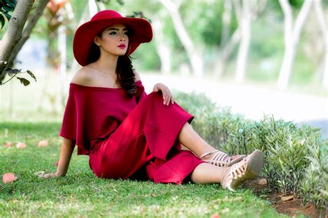 Fondos De Pantalla Mujer Modelo Sombrero Césped Sentado Rojo