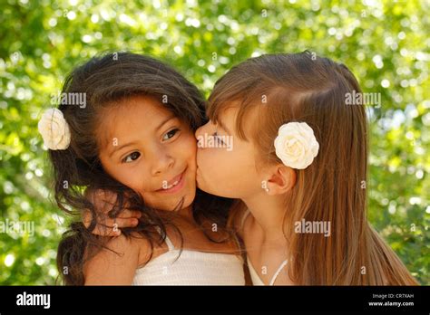 Deux Petites Filles Qui Sembrasse Banque De Photographies Et Dimages