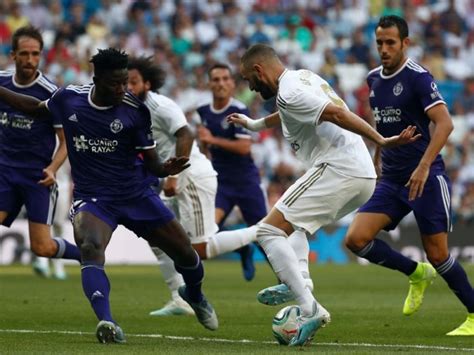 كريم بنزيما، لاعب كرة قدم فرنسي بدأ مشواره مع فريق محلي ثم انتقل إلى نادي ليون ليحقق معه عدة إنجازات كروية على الصعيد الوطني والأوروبي حيث حقق بنزيما بطولة فرنسا. فيديو.. بنزيما يتخطى رونالدو فى رقم جديد مع ريال مدريد - عين