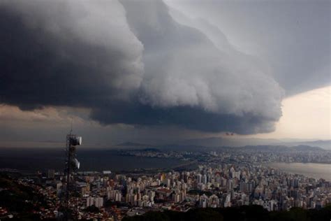 Esta página foi editada pela última vez às 13h28min de 5 de abril de 2021. Temporais com ventos fortes e granizo atingem SC nesta ...