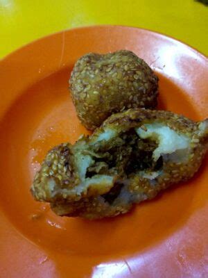 Adunan asal resepi biskut ni memang banyak menggunakan bijan, tapi ct dah kurangkan daripada 2/3 cawan kepada 1/3 cawan saja. Resepi Kuih Bom Bijan Kelapa (Kuih Tradisional) | Resepi.My