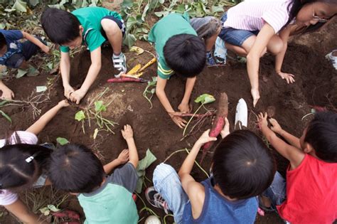 Si la mesa es amplia se puede correr. Cinco consejos para enseñar solidaridad a los niños