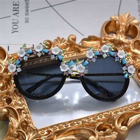 New Fashion Baroque Women Girls White Flower Sunglasses Retro Brand Luxury Gems Bird Sunglasses