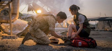 Descendants of the sun ep3 song joong ki comes out of airplane to greet song hye kyo eng sub. Drama Korea Descendants of the Sun Sub Indo Batch