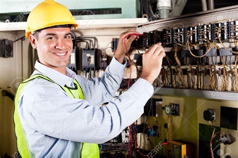 12431712 Electricista Hombre Feliz Trabajando En Maquinaria Industrial