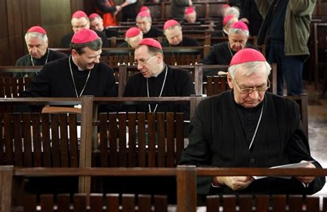 Ogół biskupów należących do polskiej prowincji kościelnej. Episkopat popiera projekt zakazujący aborcji - info.wiara.pl