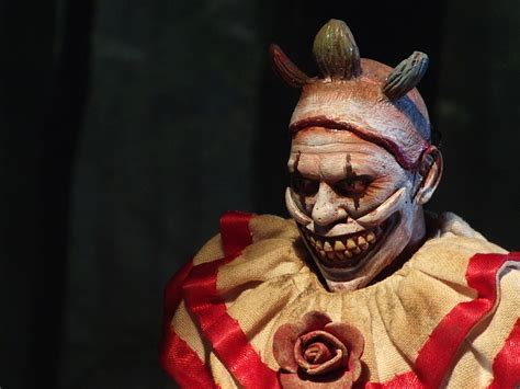 Bonded through a love of comedy and a crime of passion, two clowns—jangsaeng (kam woo sung) and gong gil (lee joon gi)—go on the run but after their new routine catches the ire of the court and becomes grounds for treason, the comedic duo is summoned to humor the king—or die trying. Twisty the Clown