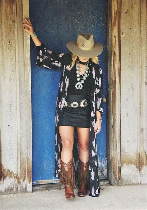 Stunning Women Rodeo Outfit Ideas Looks Like Cowgirl In Nfr