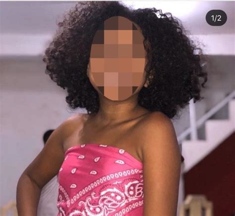 Menina Negra De Anos Obrigada A Levantar Blusa Para Provar Que N O