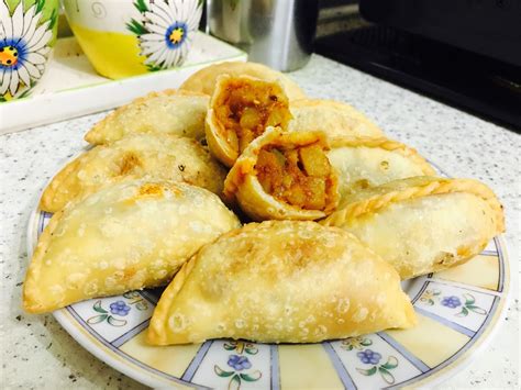 2) masukkan air sedikit demi sedikit.jangan tuang sekaligus.kalau adunan dh cukup. Resepi Inti Karipap Kentang Homemade Yang Berempah dan ...