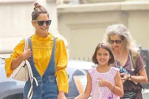 katie holmes rocks affordable sandals with daughter suri cruise footwear news