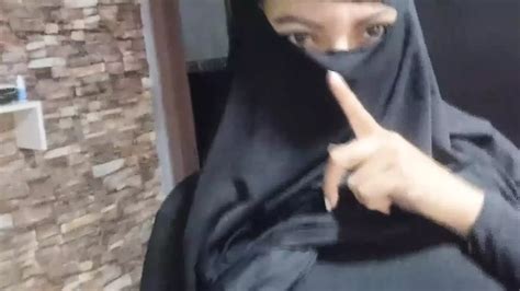 Real Sexy Amateur Muslim Arabian Milf Masturbates Squirting Fluid Gushy Pussy To Orgasm Hard In
