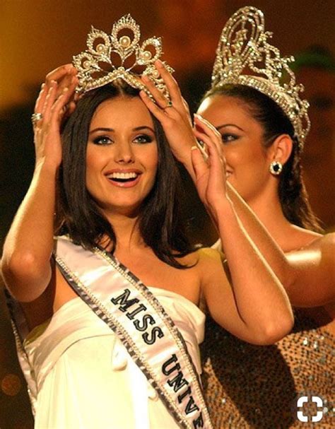 miss universe 2001 in old style crown puts new style crown on miss universe 2002 beauty