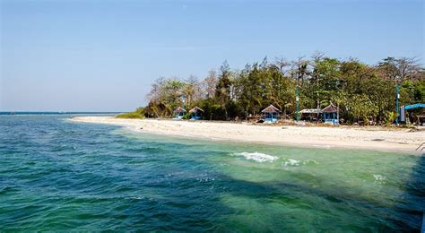 Kecamatan ajibarang terletak di bagian barat kabupaten banyumas, sekitar 18 km dari pusat kabupaten yaitu kota purwokerto. Wisata Pantai di Jawa Tengah Yang Paling Indah - WisataBaru.Com