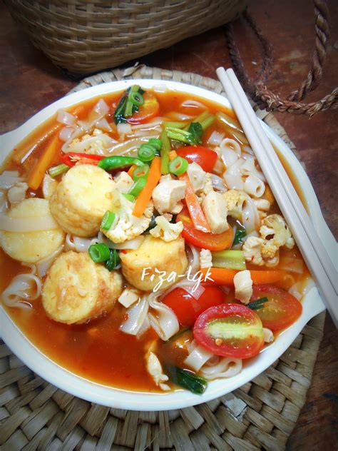 Hari ini saya ingin mencuba resepi ayam masak halia berkuah. KUE TEOW AYAM BERKUAH | Fiza's Cooking