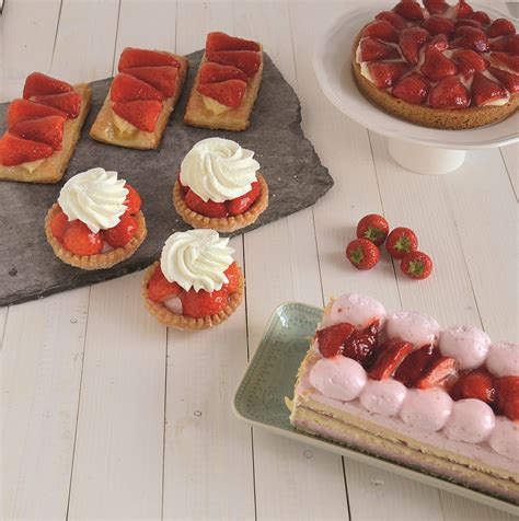 Met verse aardbeien maken onze banketbakkers de lekkerste taartjes en