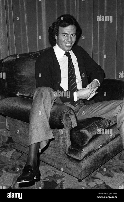 Julio Iglesias 1982 Hi Res Stock Photography And Images Alamy