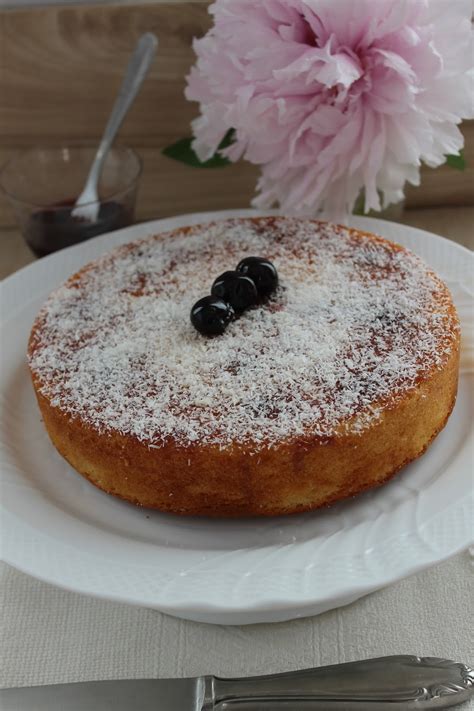 Con un coltello trita il cioccolato fondente e metti da parte. La Trappola Golosa : Torta al cocco con amarene sciroppate