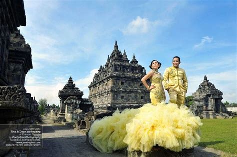 15 spot prewedding jogja outdoor terbaik. Yogyakarta Pre Wedding Photoshoot Ideas at Candi Plaosan, Foto PreWedding Tina+Doan by ...