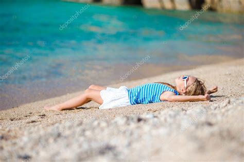Entzückendes Kleines Mädchen Am Strand Im Urlaub In Europa Stockfotografie Lizenzfreie Fotos