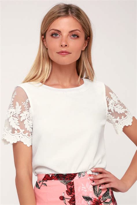 Top de manga tres cuartos que realzará tu silueta gracias a su inserción elástica en la cintura, ajustable con lazos para atar. Chic White Top - Embroidered Top - Short Sleeve Top - Lulus